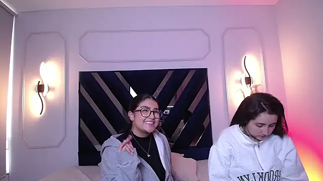 Elisa n Emma online show from 13, 4, 2026