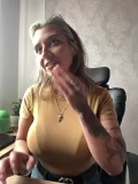 Snapshot of Isabella_varella- chatting on 19, 6, 2026 Isabella varella- online show from 19, 6, 2026