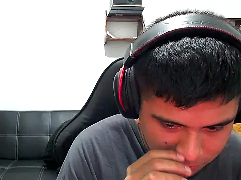 Snapshot of axellrz_ chatting on 4, 4, 2026 axellrz online show from 4, 4, 2026