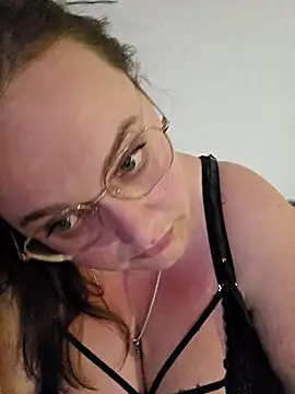 nika-W online show from 5, 5, 2026