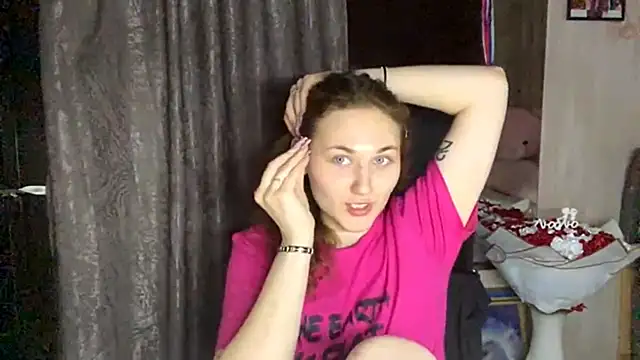 Snapshot of SophieNiktashu chatting on 5, 4, 2026 SophieNiktashu online show from 5, 4, 2026