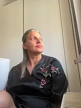 Snapshot of SweetLilTrouble chatting on 3, 5, 2026 SweetLilTrouble online show from 3, 5, 2026