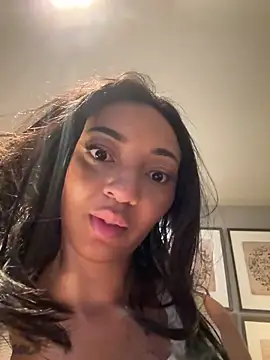 Snapshot of Leah-Lux chatting on 9, 4, 2026 Leah-Lux online show from 9, 4, 2026