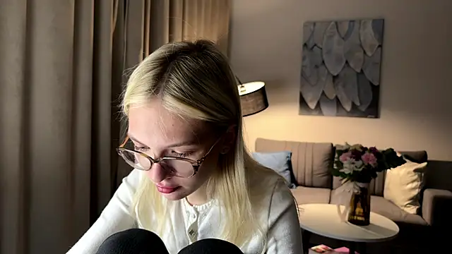 EvelineMolima online show from 28, 4, 2026