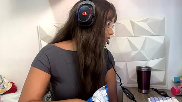 Snapshot of IsisValentine chatting on 10, 4, 2026 IsisValentine online show from 10, 4, 2026