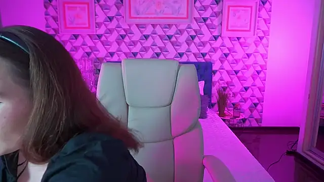 Snapshot of VikVikLove chatting on 23, 4, 2026 VikVikLove online show from 23, 4, 2026