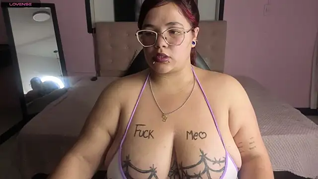 Snapshot of Sweet_cat_t chatting on 6, 5, 2026 Sweet cat t online show from 6, 5, 2026