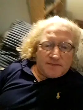 ChrisMtl83 online show from 8, 4, 2026