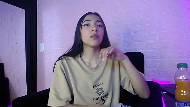Snapshot of Violett1126 chatting on 15, 7, 2026 Violett1126 online show from 15, 7, 2026