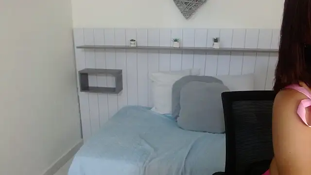 Scarleth Ross online show from 8, 4, 2026