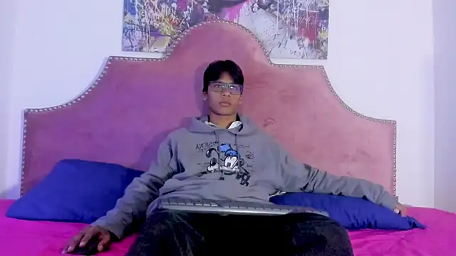 LiamKron online show from 12, 4, 2026