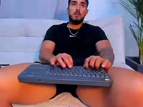 Snapshot of alangreek1 chatting on 7, 7, 2026 alangreek1 online show from 7, 7, 2026