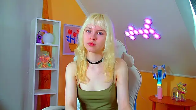HannahHollis online show from 5, 6, 2026