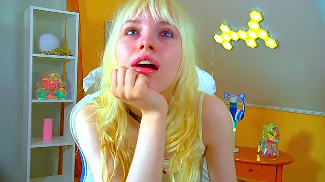 Snapshot of HannahHollis chatting on 5, 7, 2026 HannahHollis online show from 5, 7, 2026
