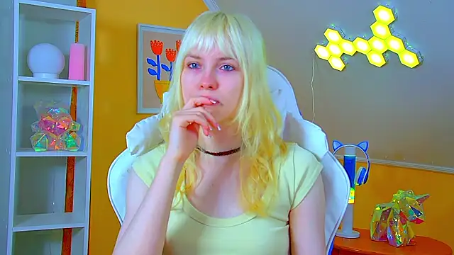 Snapshot of HannahHollis chatting on 12, 7, 2026 HannahHollis online show from 12, 7, 2026