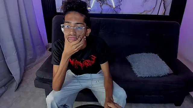Snapshot of triiangel_latinboy chatting on 27, 5, 2026 triiangel latinboy online show from 27, 5, 2026