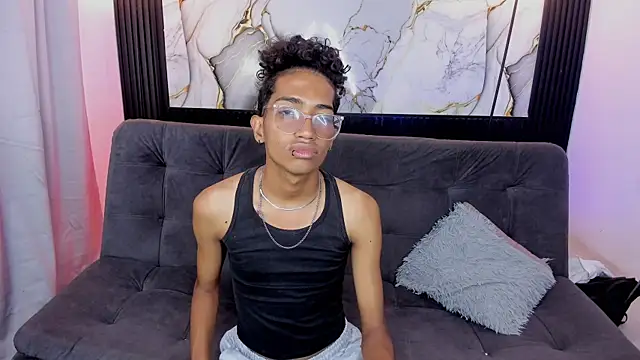 Snapshot of triiangel_latinboy chatting on 22, 5, 2026 triiangel latinboy online show from 22, 5, 2026