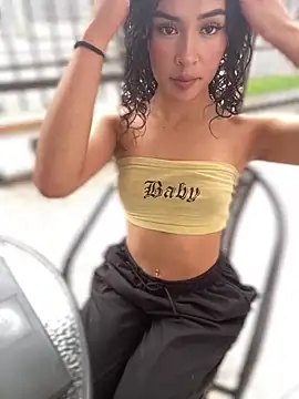 AlanaMartinez Pink online show from 15, 4, 2026