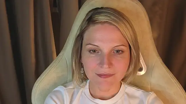 Snapshot of angelina_wings chatting on 15, 4, 2026 angelina wings online show from 15, 4, 2026