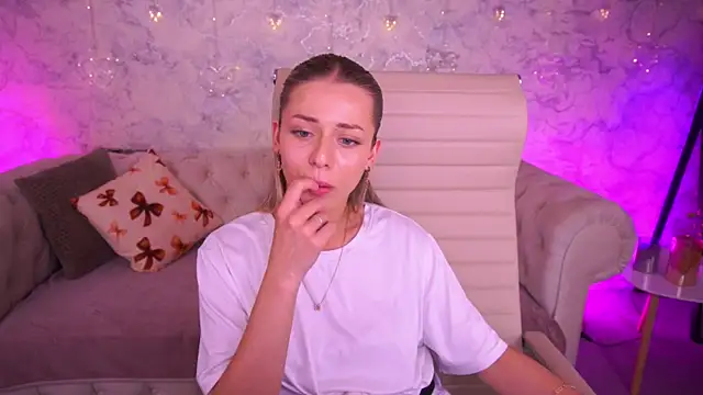 Snapshot of DoveLovee chatting on 11, 5, 2026 DoveLovee online show from 11, 5, 2026