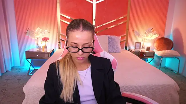 Snapshot of DoveLovee chatting on 5, 6, 2026 DoveLovee online show from 5, 6, 2026
