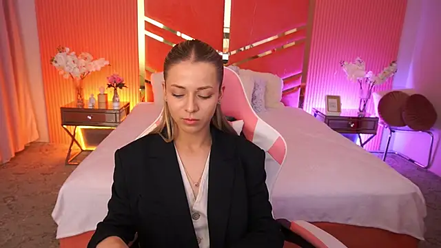 Snapshot of DoveLovee chatting on 18, 5, 2026 DoveLovee online show from 18, 5, 2026