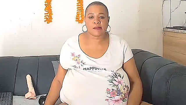 Snapshot of BUSTYQUEEN56_ chatting on 24, 4, 2026 BUSTYQUEEN56 online show from 24, 4, 2026