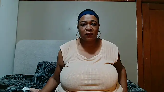 Snapshot of BUSTYQUEEN56_ chatting on 20, 6, 2026 BUSTYQUEEN56 online show from 20, 6, 2026