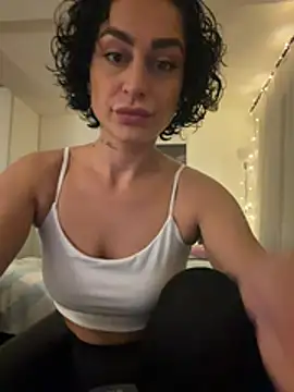 Snapshot of CurlyRouge chatting on 8, 5, 2026 CurlyRouge online show from 8, 5, 2026