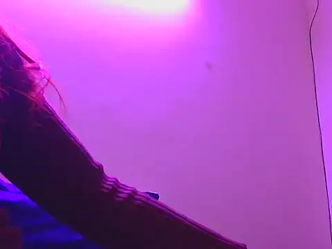 Snapshot of tinny_emiily chatting on 28, 4, 2026 tinny emiily online show from 28, 4, 2026