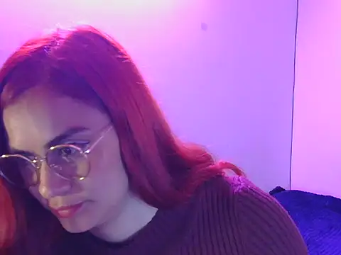 Snapshot of tinny_emiily chatting on 28, 4, 2026 tinny emiily online show from 28, 4, 2026