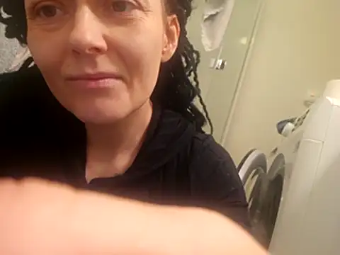 Snapshot of shyhornymommy chatting on 13, 4, 2026 shyhornymommy online show from 13, 4, 2026