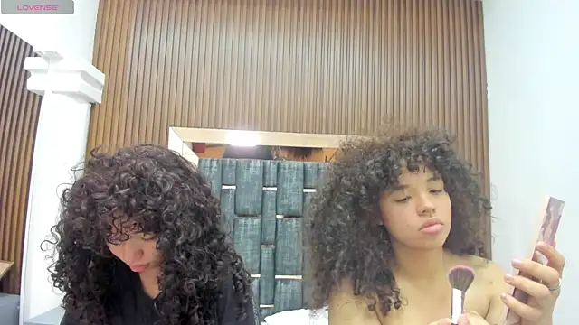 Chloe and Violeta online show from 2, 5, 2026