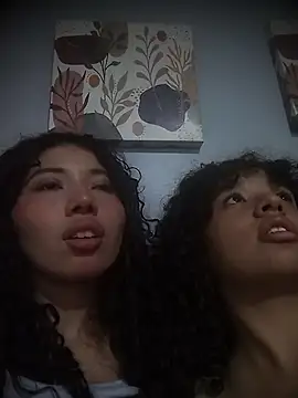 Chloe and Violeta online show from 9, 5, 2026
