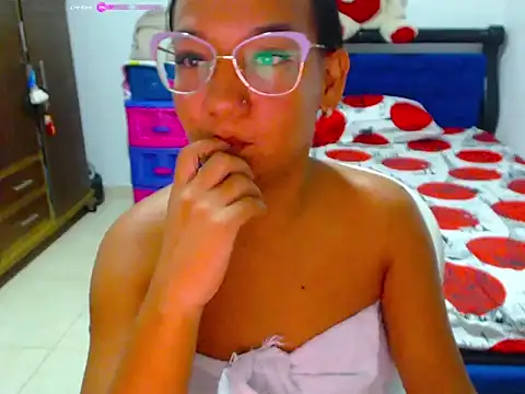 Snapshot of Roseluxs chatting on 18, 6, 2026 Roseluxs online show from 18, 6, 2026