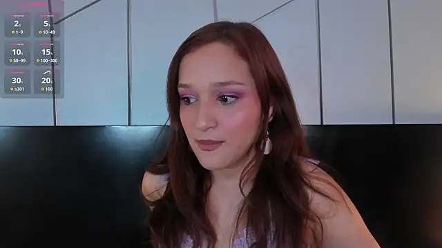 Snapshot of leahluna chatting on 9, 5, 2026 leahluna online show from 9, 5, 2026
