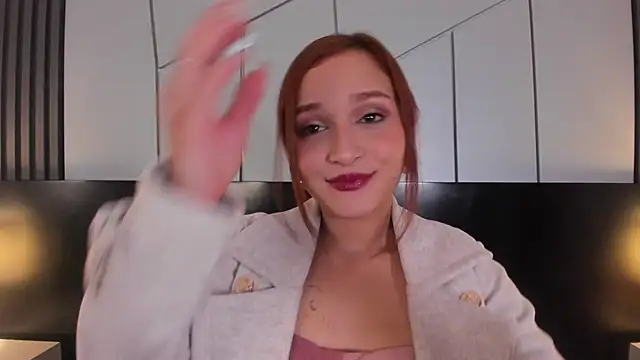 Snapshot of leahluna chatting on 7, 5, 2026 leahluna online show from 7, 5, 2026