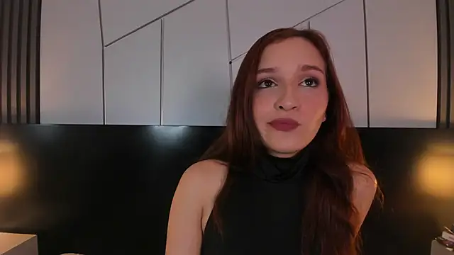 Snapshot of leahluna chatting on 8, 5, 2026 leahluna online show from 8, 5, 2026