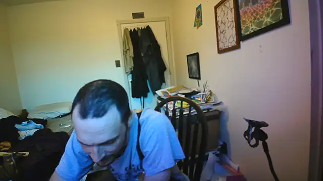 Snapshot of JohnnyMoves chatting on 4, 7, 2026 JohnnyMoves online show from 4, 7, 2026
