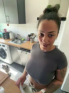 SweetPetiteNoir online show from 19, 4, 2026