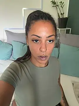 Snapshot of SweetPetiteNoir chatting on 20, 7, 2026 SweetPetiteNoir online show from 20, 7, 2026