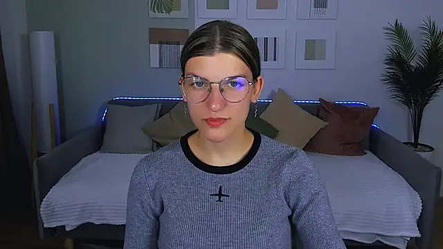 Snapshot of AnnaThorne chatting on 8, 6, 2026 AnnaThorne online show from 8, 6, 2026