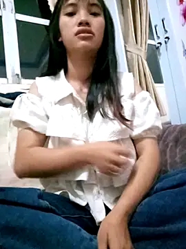 LucyBri01 online show from 18, 4, 2026