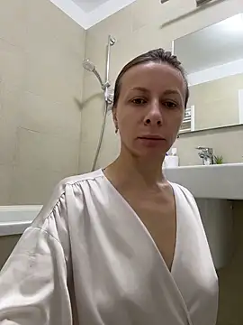 Snapshot of Mira_Luna chatting on 5, 5, 2026 Mira Luna online show from 5, 5, 2026