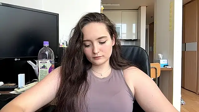 Snapshot of Emilly_Cart chatting on 10, 5, 2026 Emilly Cart online show from 10, 5, 2026