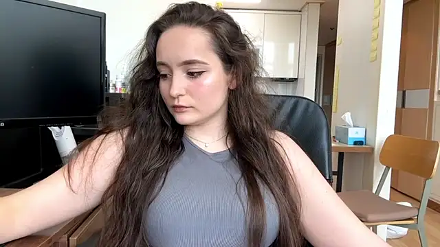 Snapshot of Emilly_Cart chatting on 6, 5, 2026 Emilly Cart online show from 6, 5, 2026