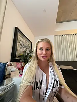 Snapshot of Karen_Luxe chatting on 8, 5, 2026 Karen Luxe online show from 8, 5, 2026