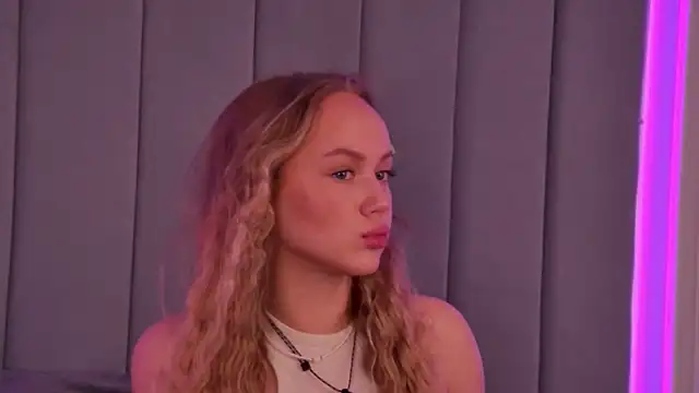 Snapshot of Emi_Sterling chatting on 11, 5, 2026 Emi Sterling online show from 11, 5, 2026