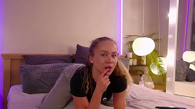 Emi Sterling online show from 22, 4, 2026