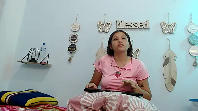 Snapshot of maidycute18 chatting on 22, 4, 2026 maidycute18 online show from 22, 4, 2026